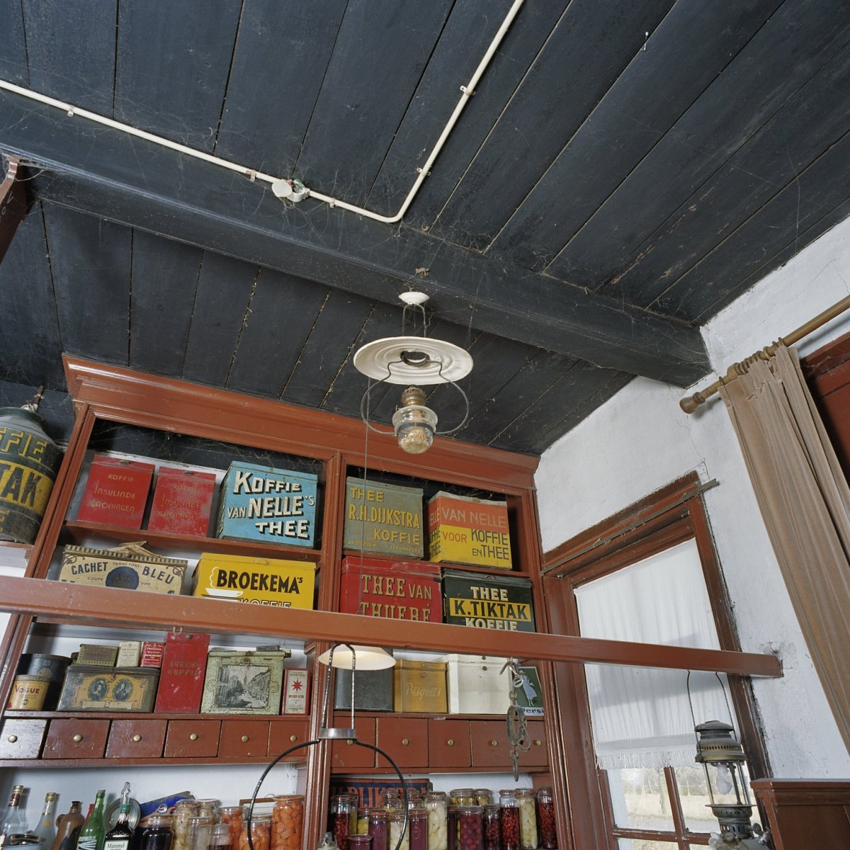 Woonhuis: Interieur winkel, overzicht plafond met originele kleur. Rijksmonument nr. 15551, Aduarderdiep 1.